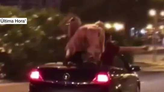 Dos chicas bailando encima de un coche en Palma Dos chicas bailando encima de un coche en Palma