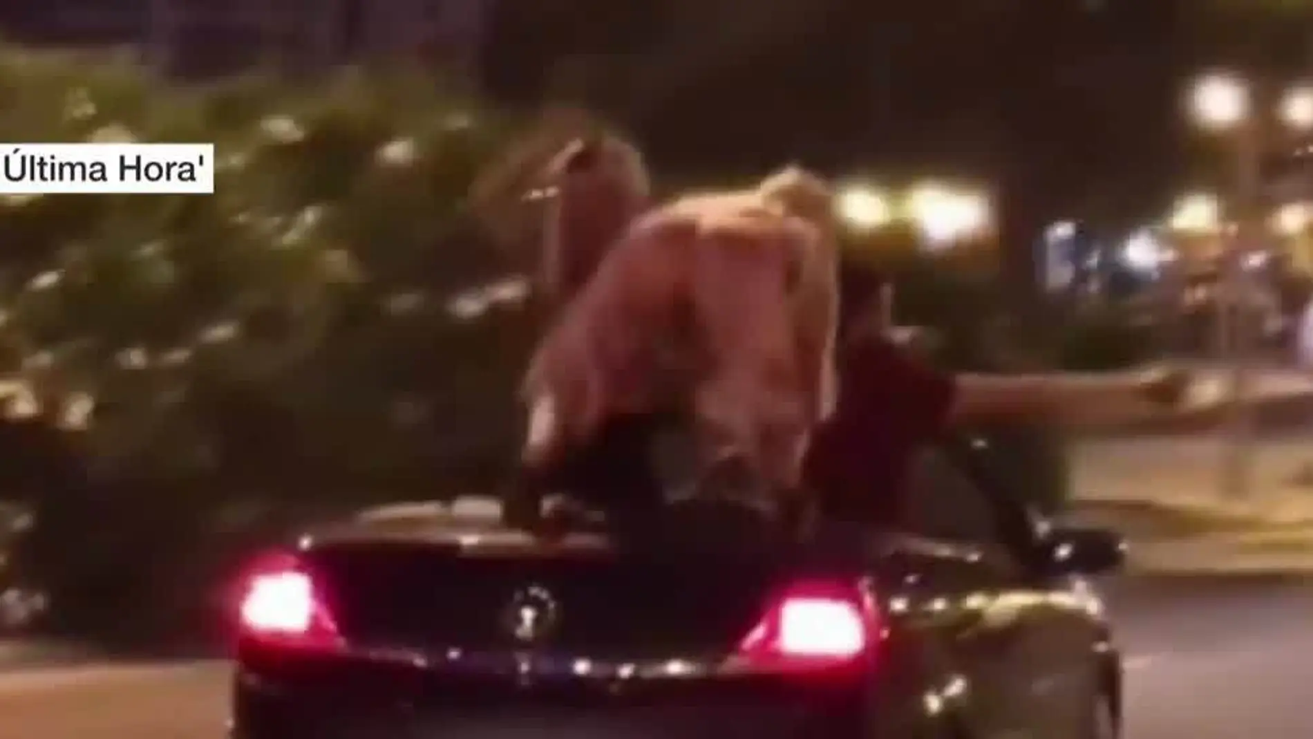 Dos chicas bailando encima de un coche en Palma