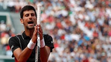 Djokovic se lamenta tras un punto ante Cecchinato