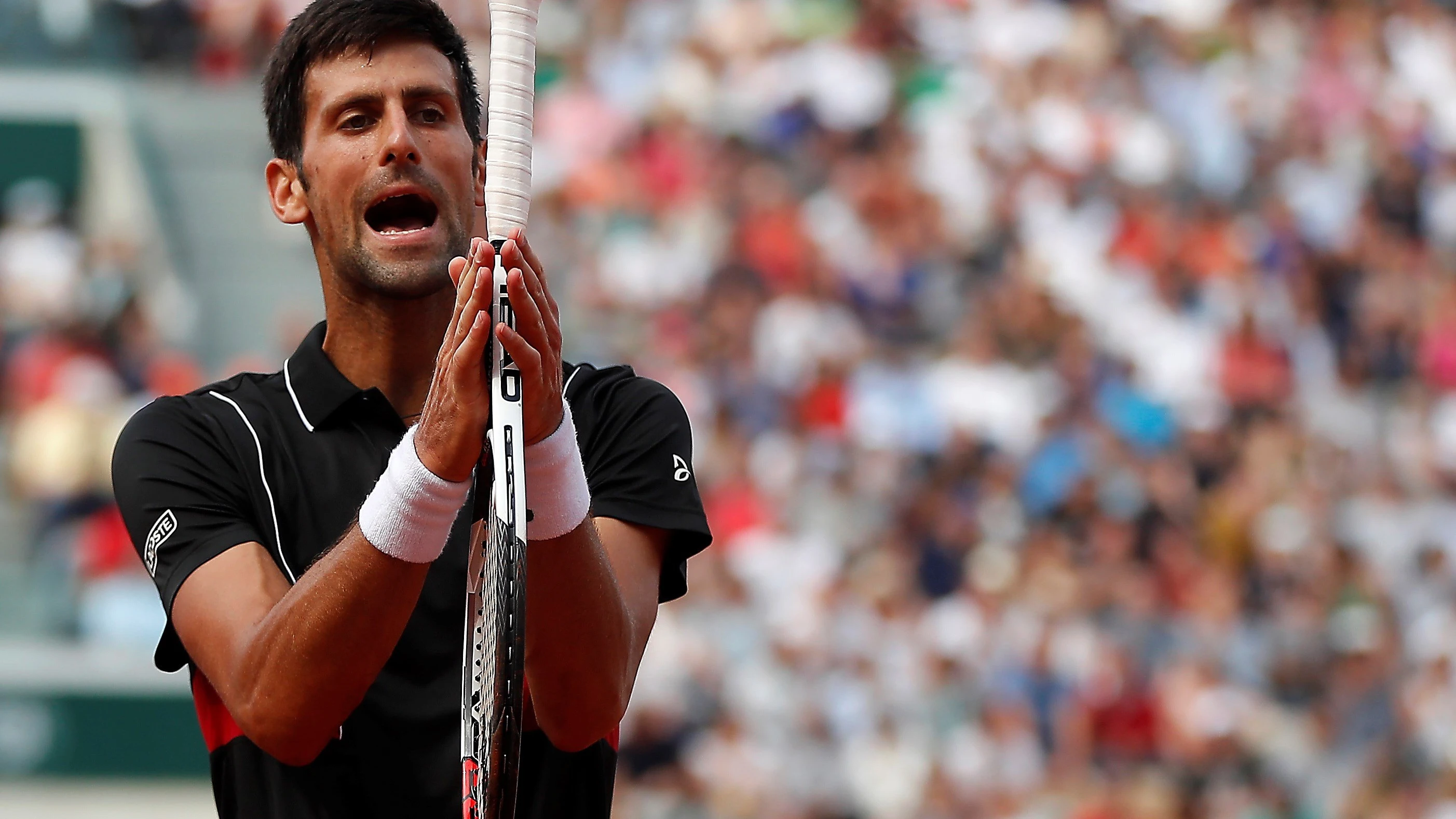 Djokovic se lamenta tras un punto ante Cecchinato