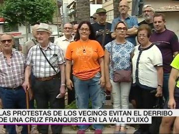 Los vecinos de Vall d'Uixó paralizan el derribo de la Cruz de los Caídos Los vecinos de Vall d'Uixó paralizan el derribo de la Cruz de los Caídos