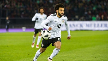 Salah conduce el balón en un partido de Egipto