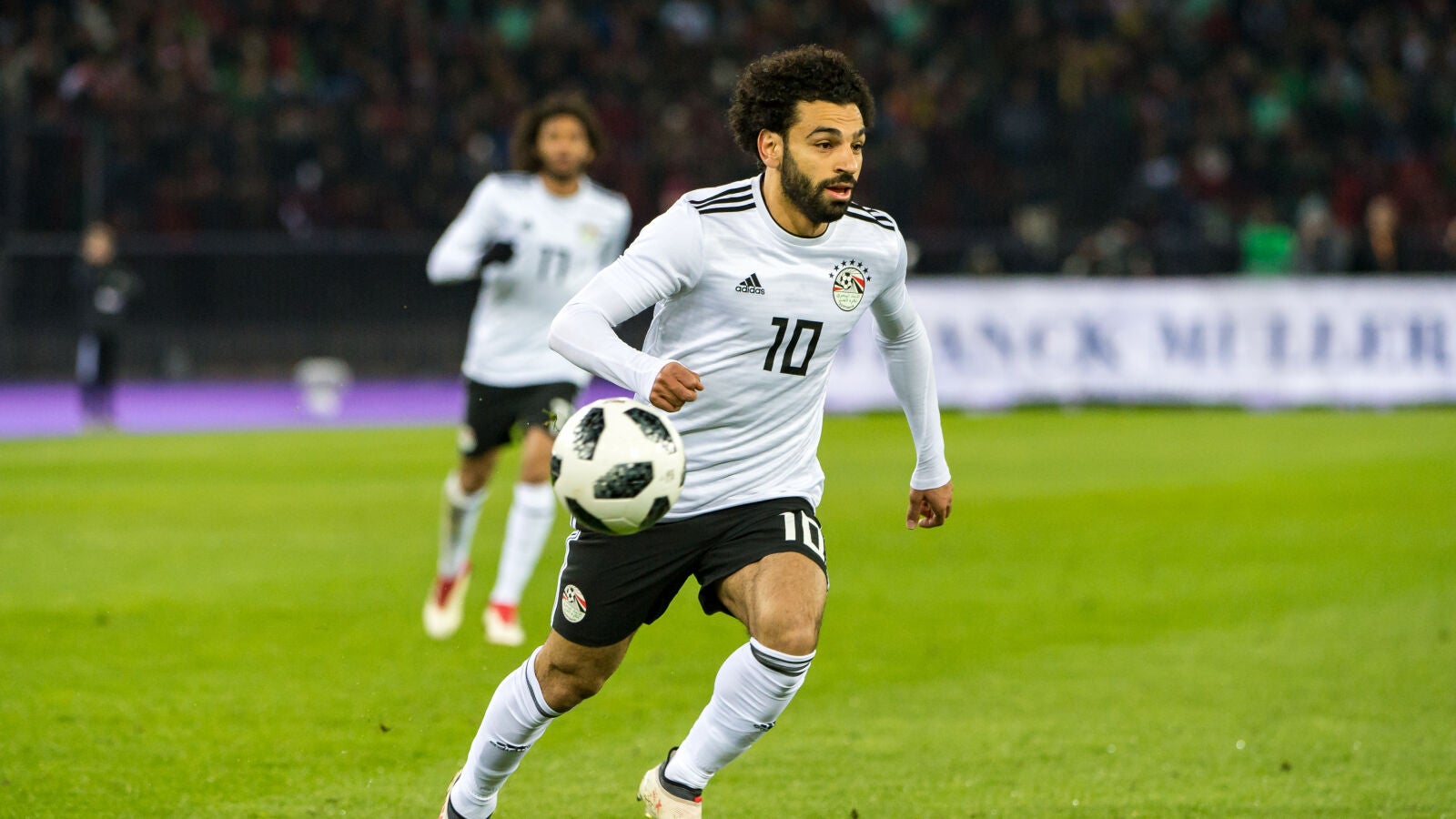 Salah conduce el bal&oacute;n en un partido de Egipto