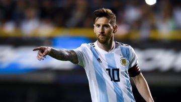 Leo Messi da indicaciones durante un partido de la selección argentina