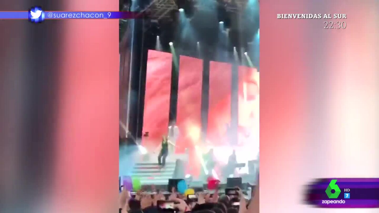 El resbal&oacute;n de Amaia por las escaleras en pleno concierto