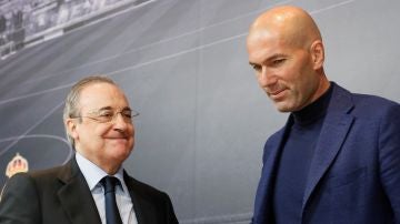 Zidane y Florentino en la rueda de prensa del adiós del francés