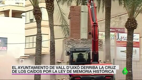 <p>Reanudan los trabajos de derribo de la Cruz de los Ca&iacute;dos de Vall d'Uix&oacute; despu&eacute;s de paralizarlos por las protestas vecinales</p>