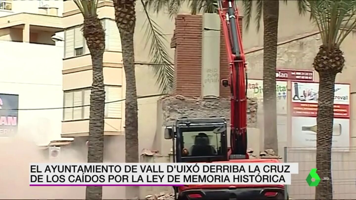 <p>Reanudan los trabajos de derribo de la Cruz de los Ca&iacute;dos de Vall d'Uix&oacute; despu&eacute;s de paralizarlos por las protestas vecinales</p>