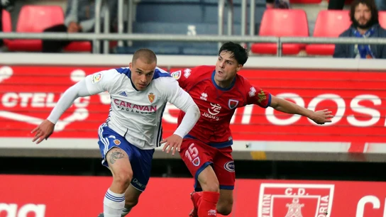 Jorge Marcos Pombo disputa el balón con Markel Etxeberría Jorge Marcos Pombo disputa el balón con Markel Etxeberría