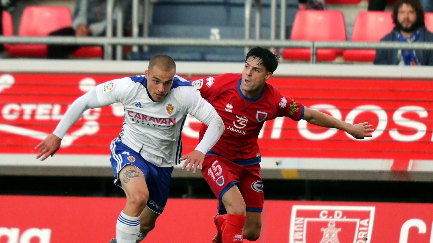 Jorge Marcos Pombo disputa el bal&oacute;n con Markel Etxeberr&iacute;a 