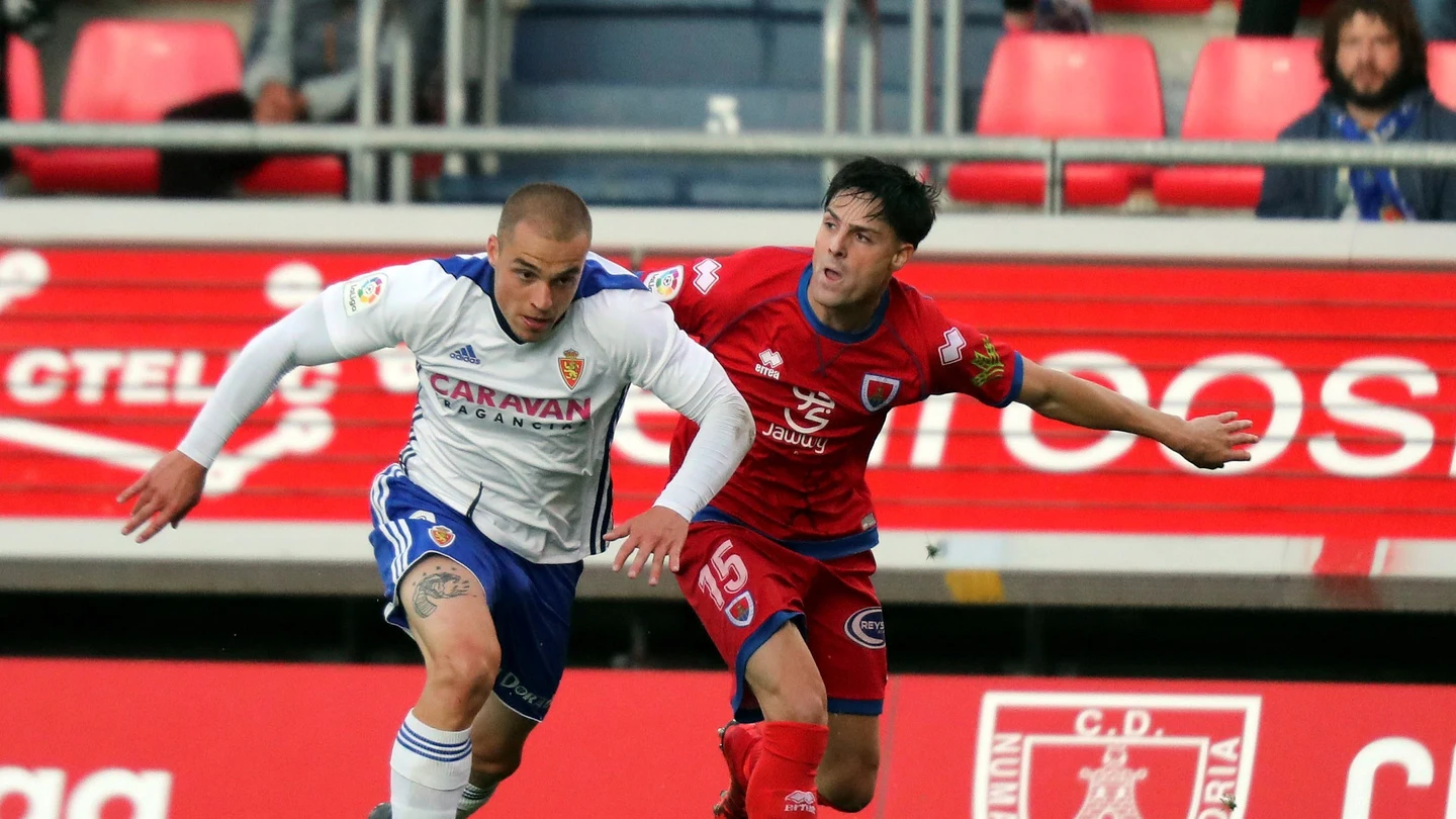 Jorge Marcos Pombo disputa el balón con Markel Etxeberría Jorge Marcos Pombo disputa el balón con Markel Etxeberría
