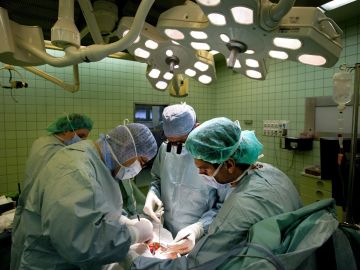 Imagen de archivo de varios cirujanos trabajando en una operación de transplante de riñón de un donante vivo Imagen de archivo de varios cirujanos trabajando en una operación de transplante de riñón de un donante vivo