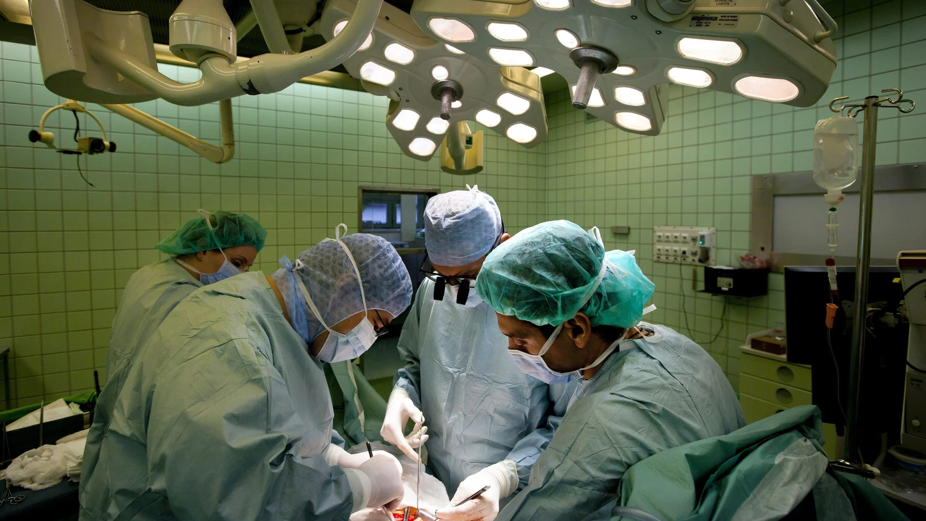Imagen de archivo de varios cirujanos trabajando en una operación de transplante