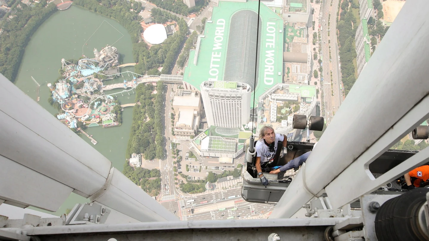 Momento en el que el 'Spiderman francés' asciende la pared exterior de la Torre Lotte World de Seúl antes de ser detenido Momento en el que el 'Spiderman francés', asciende la pared exterior de la Torre Lotte World de Seúl, antes de ser detenido por las autoridades policiales por no tener el permiso de la compañía propietaria en Corea del Sur