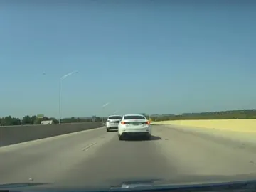 Cuando conduces por una autopista y de la nada aparece un 'regalo' sorpresa Cuando conduces por una autopista y de la nada aparece un 'regalo' sorpresa
