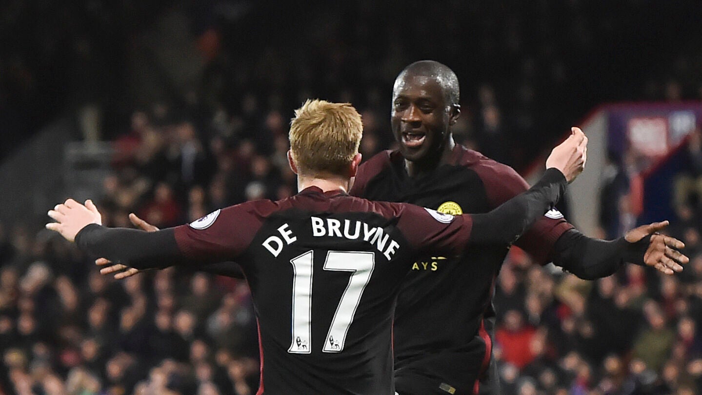 De Bruyne celebra un gol con Yaya Tour&eacute;