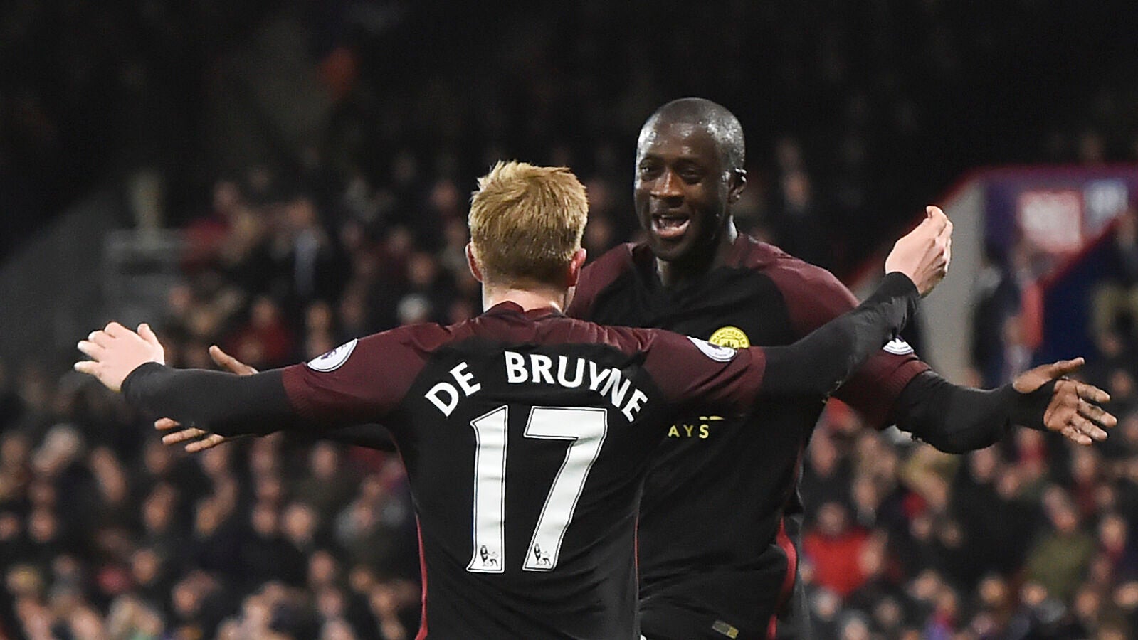 De Bruyne celebra un gol con Yaya Tour&eacute;