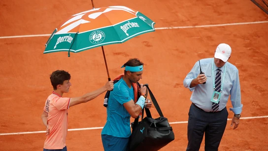 Nadal abandona la Phillipe Chartier protegido por un paraguas Nadal abandona la Phillipe Chartier protegido por un paraguas