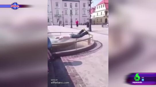 El "figura" que se "tira de cabeza" y "hace largos" en una fuente p&uacute;blica pensando que es la piscina de su urbanizaci&oacute;n