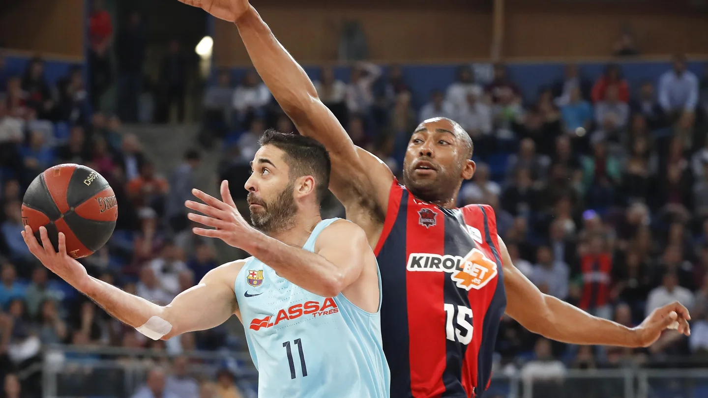 Jason Granger trata de taponar a Juan Carlos Navarro Jason Granger trata de taponar a Juan Carlos Navarro