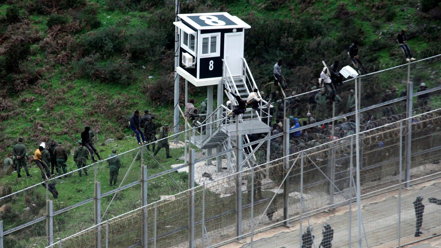 400 inmigrantes asaltan la frontera de Ceuta