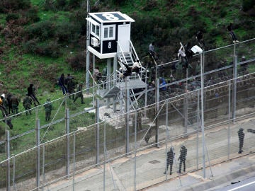 400 inmigrantes asaltan la frontera de Ceuta 400 inmigrantes asaltan la frontera de Ceuta