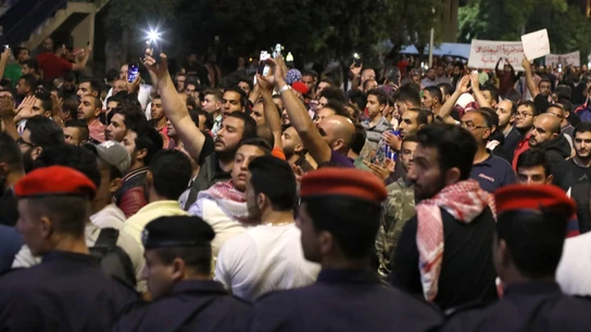 Cientos de jordanos se manifiestaban el lunes contra las nuevas reformas al impuesto sobre la renta y el alza del impuesto al petróleo, en Amman Cientos de jordanos se manifiestaban el lunes contra las nuevas reformas al impuesto sobre la renta y el alza del impuesto al petróleo, en Amman