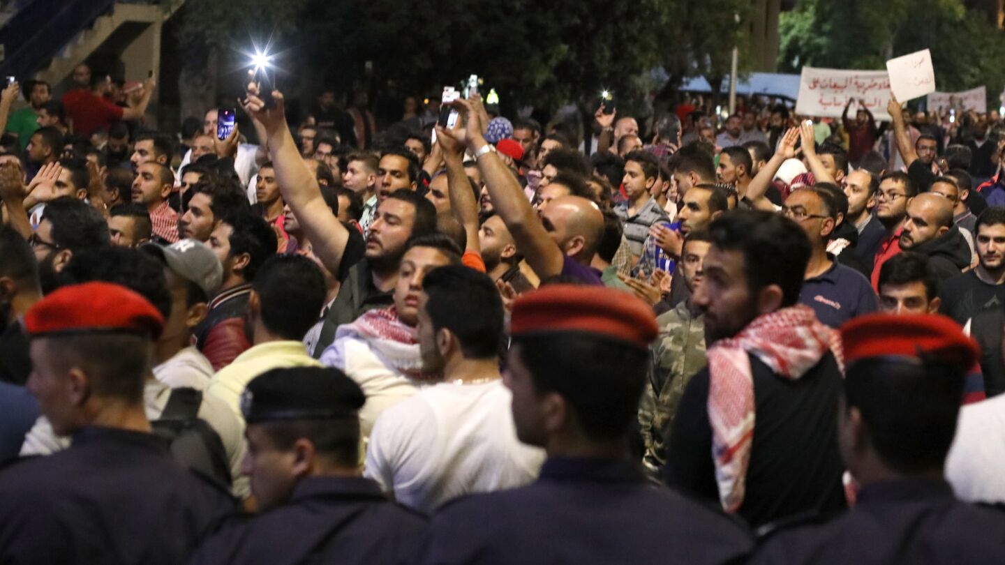Cientos de jordanos se manifiestaban el lunes contra las nuevas reformas al impuesto sobre la renta y el alza del impuesto al petr&oacute;leo, en Amman