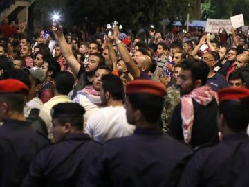 Cientos de jordanos se manifiestaban el lunes contra las nuevas reformas al impuesto sobre la renta y el alza del impuesto al petróleo, en Amman Cientos de jordanos se manifiestaban el lunes contra las nuevas reformas al impuesto sobre la renta y el alza del impuesto al petróleo, en Amman