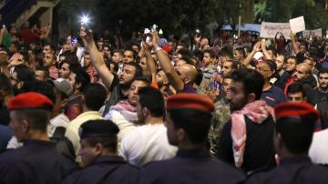 Cientos de jordanos se manifiestaban el lunes contra las nuevas reformas al impuesto sobre la renta y el alza del impuesto al petróleo, en Amman