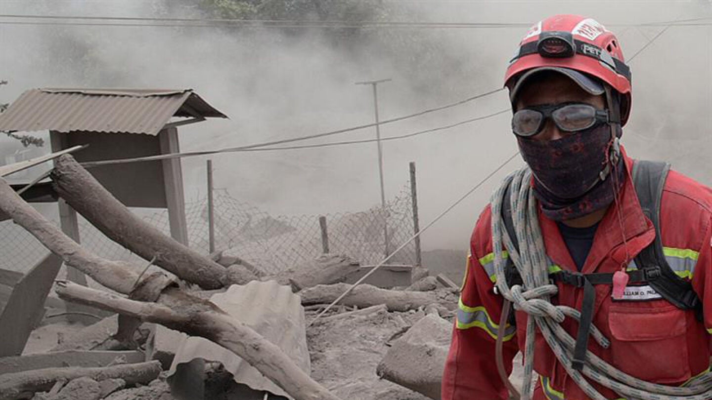 Trabajos de rescate tras la erupci&oacute;n del volc&aacute;n de Fuego, en Guatemala