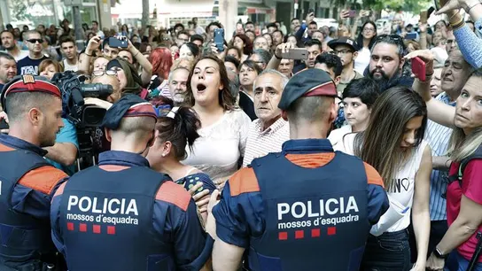 Mossos d'esquadra bloquean el paso a los vecinos en Vilanova i la Geltrú Mossos d'esquadra bloquean el paso a los vecinos en Vilanova i la Geltrú