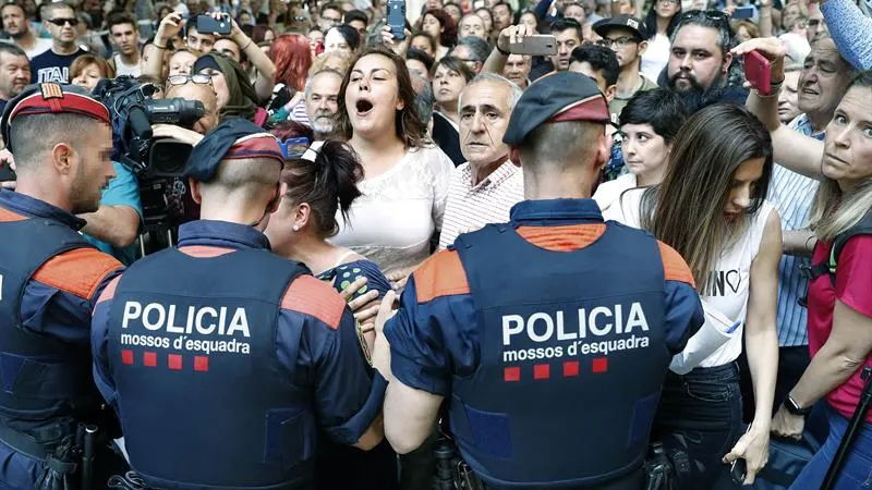 Mossos d'esquadra bloquean el paso a los vecinos en Vilanova i la Geltrú