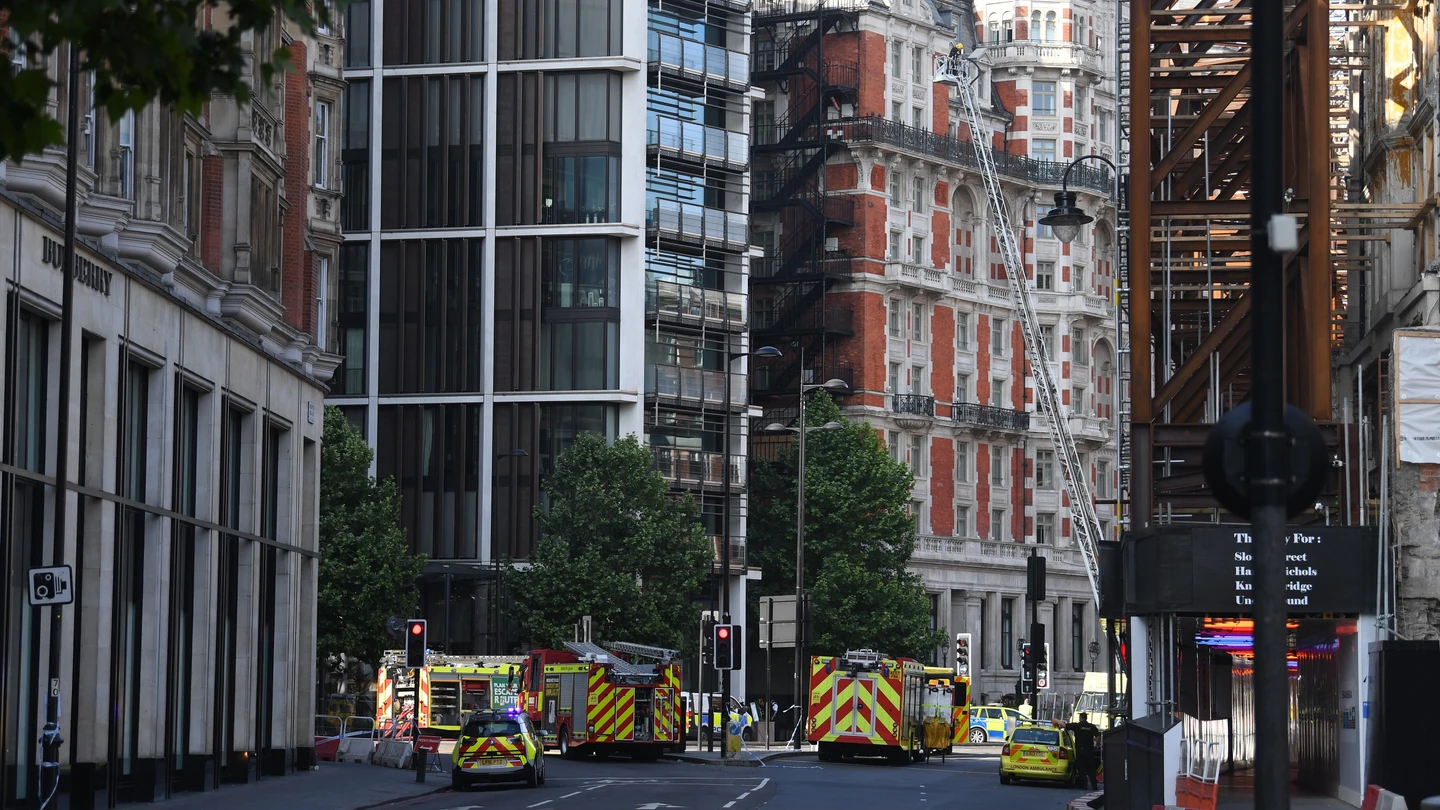 Momento en el que los bomberos acuden al hotel de lujo en Londres para apagar el incendio Momento en el que los bomberos acuden al hotel de lujo en Londres para apagar el incendio