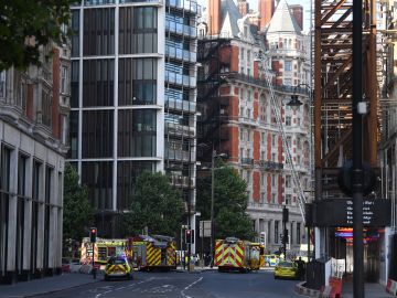 Momento en el que los bomberos acuden al hotel de lujo en Londres para apagar el incendio Momento en el que los bomberos acuden al hotel de lujo en Londres para apagar el incendio