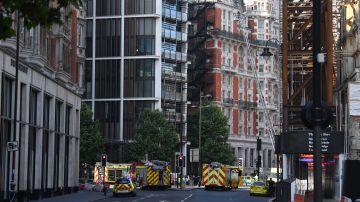 Momento en el que los bomberos acuden al hotel de lujo en Londres para apagar el incendio