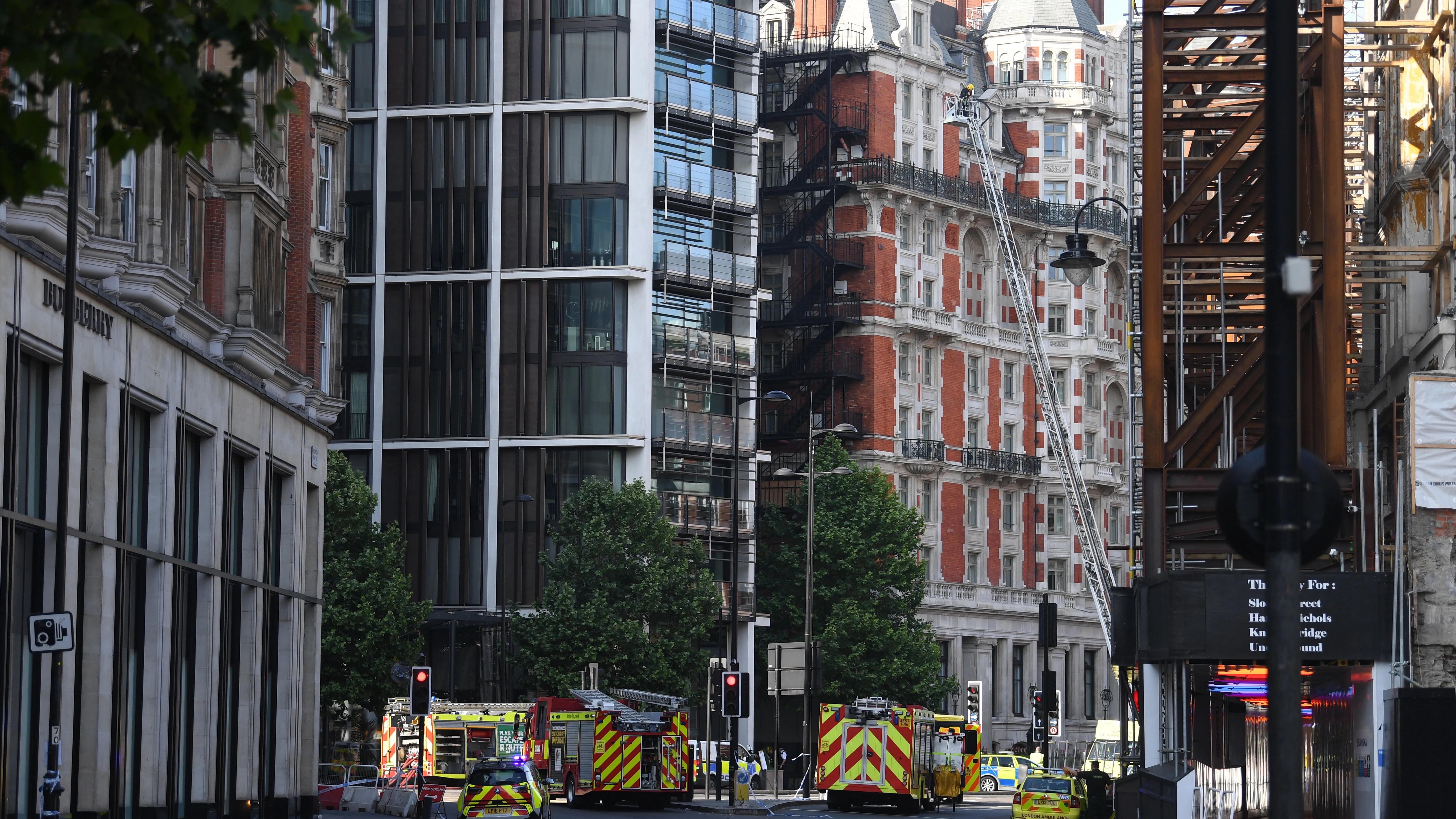 Momento en el que los bomberos acuden al hotel de lujo en Londres para apagar el incendio