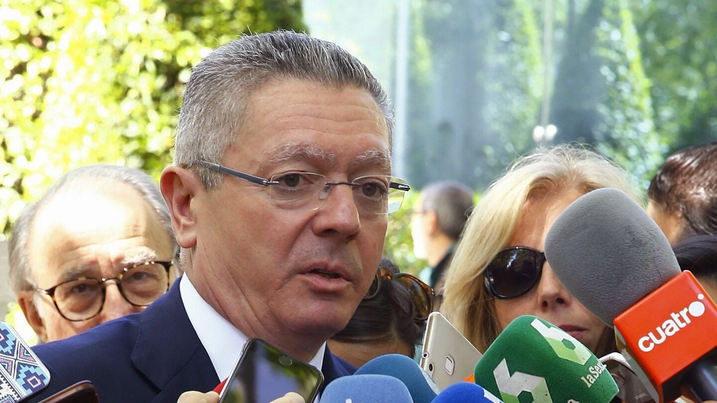 El expresidente de la Comunidad de Madrid, Alberto Ruiz-Gallard&oacute;n, en declaraciones a los medios a su salidad de la Audiencia Nacional