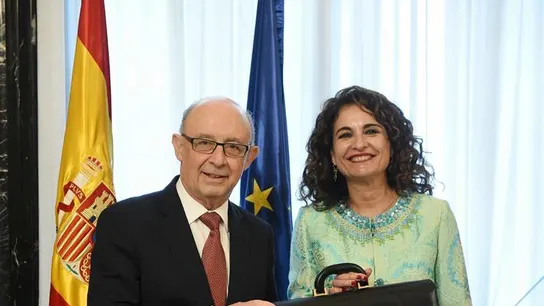 María Jesús Montero recibe la cartera de Hacienda de manos de Cristóbal Montoro María Jesús Montero recibe la cartera de Hacienda de manos de Cristóbal Montoro