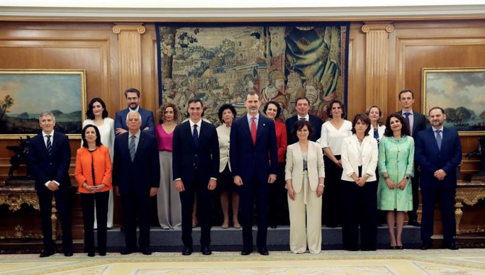 Los nuevos ministros, acompañados del Rey Felipe VI