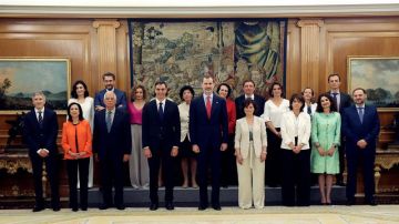 Los nuevos ministros, acompañados del Rey Felipe VI