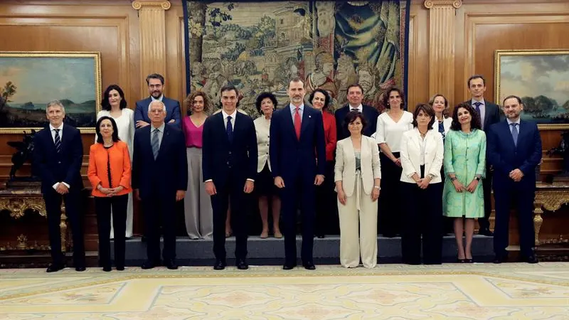 Los nuevos ministros, acompañados del Rey Felipe VI