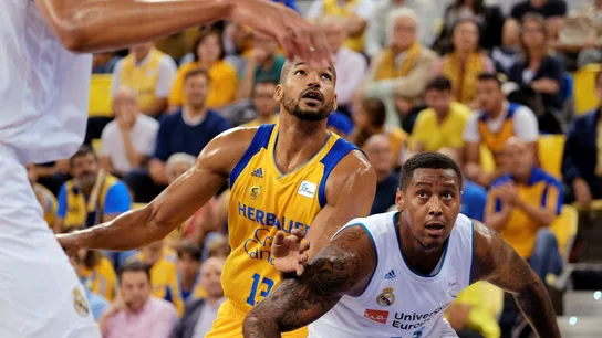 Eulis Báez y Trey Thompkins pelean por un rebote Eulis Báez y Trey Thompkins pelean por un rebote