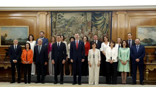 El rey Felipe VI y el presidente del gobierno Pedro Sánchez posan tras la promesa del cargo de los nuevos ministros El rey Felipe VI y el presidente del gobierno Pedro Sánchez posan tras la promesa del cargo de los nuevos ministros
