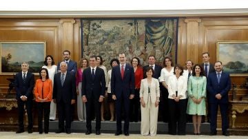 El rey Felipe VI y el presidente del gobierno Pedro Sánchez posan tras la promesa del cargo de los nuevos ministros
