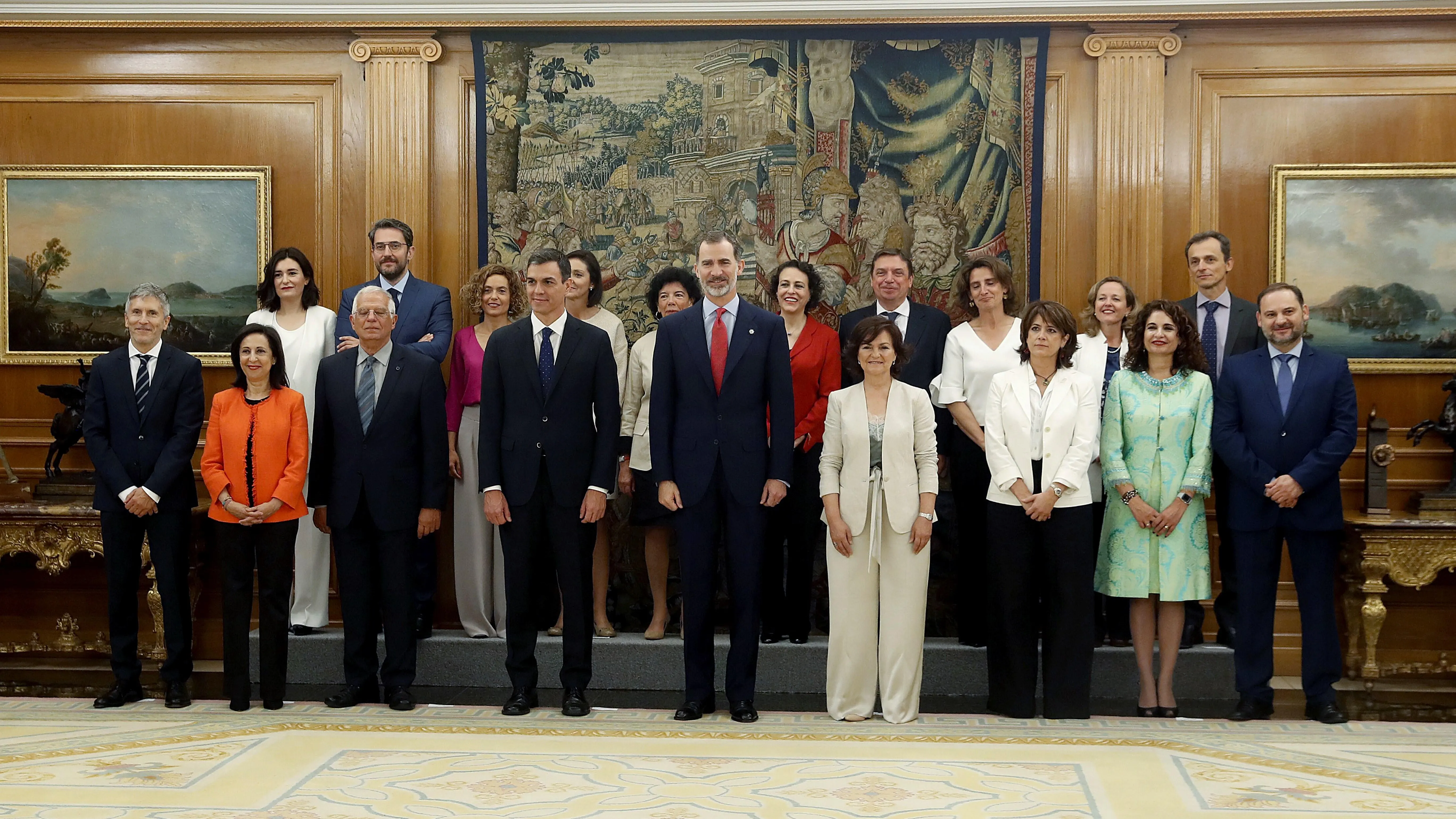 El rey Felipe VI y el presidente del gobierno Pedro Sánchez posan tras la promesa del cargo de los nuevos ministros