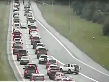 Circula marcha atrás por una autopista Circula marcha atrás por una autopista