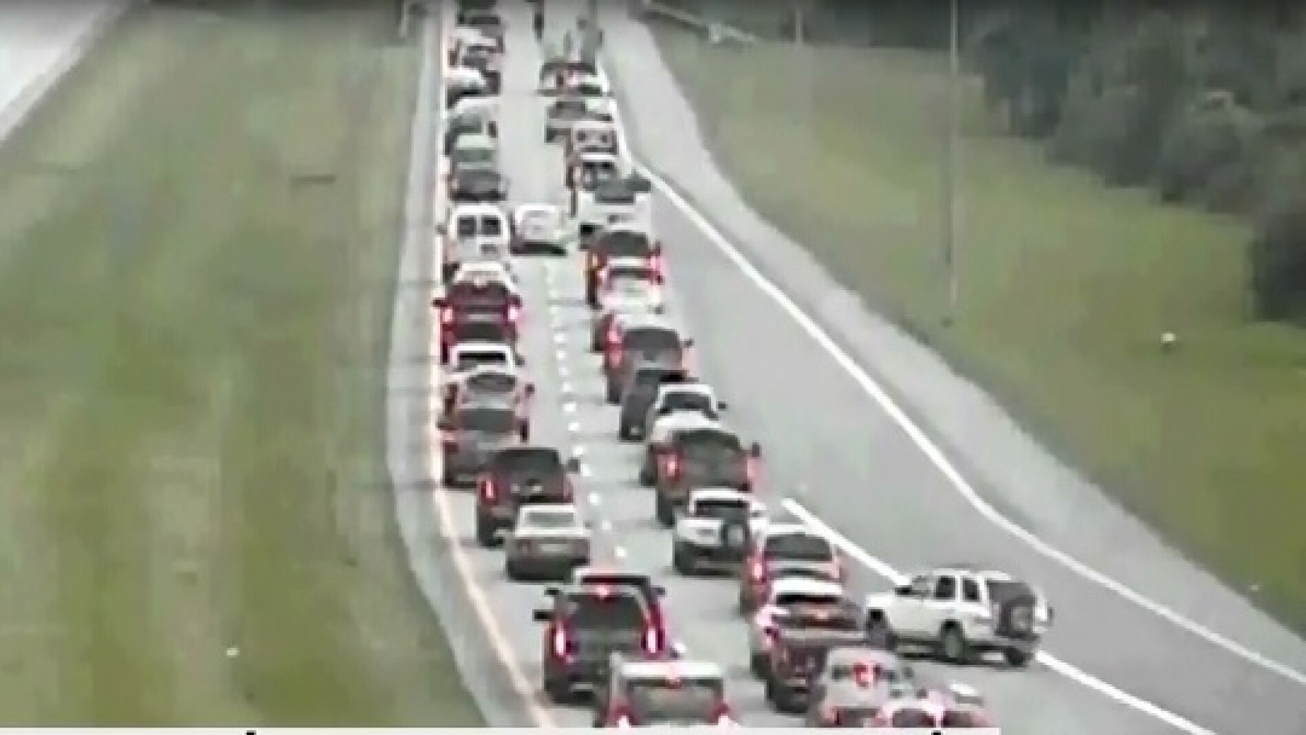 Circula marcha atr&aacute;s por una autopista