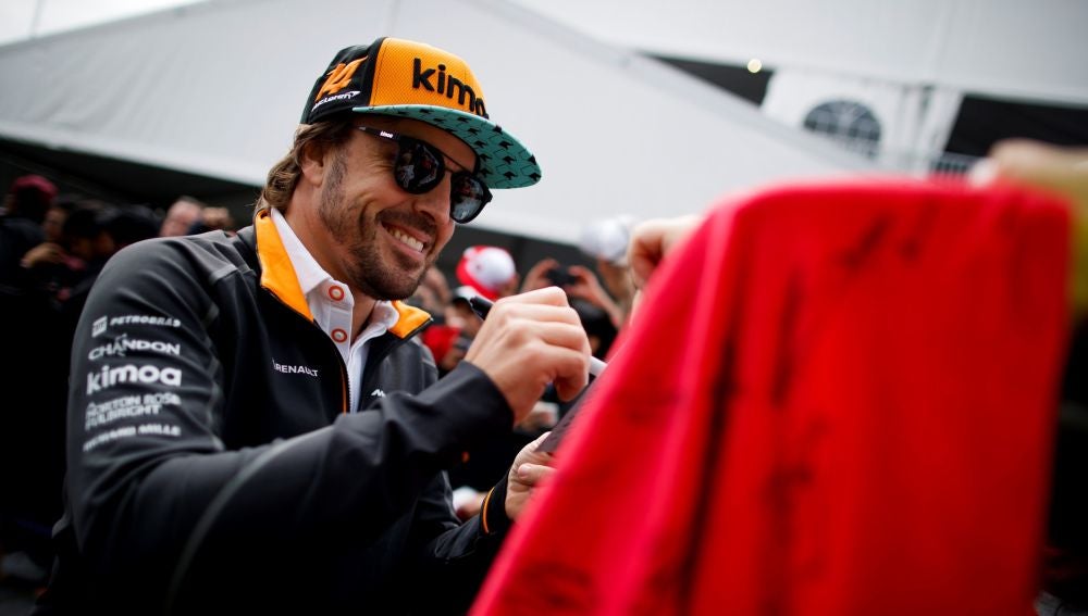 Fernando Alonso firma autógrafos en Montreal