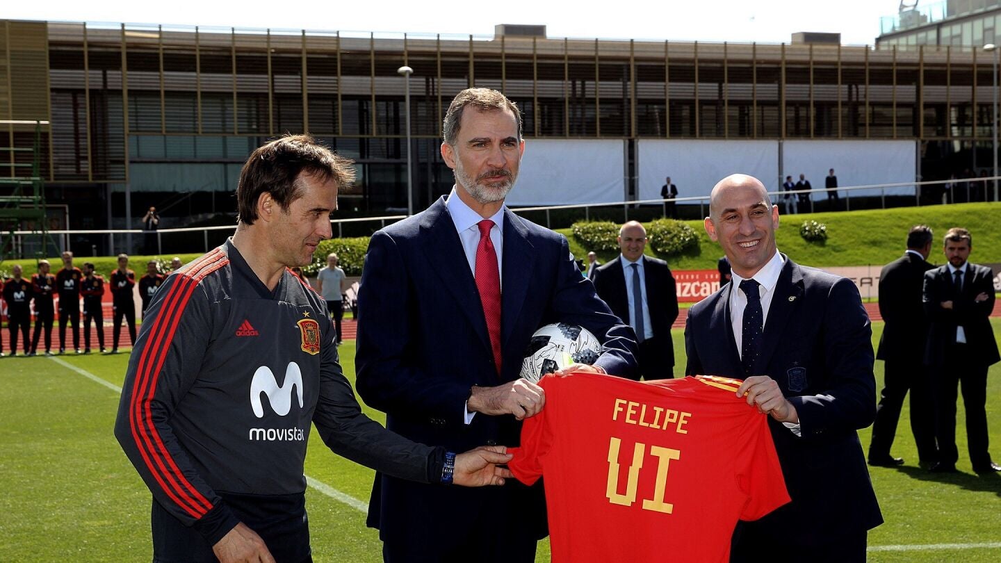 Lopetegui, Felipe VI y Luis Rubiales posan con la camiseta del monarca
